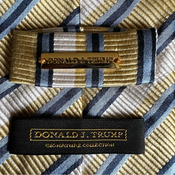 DONALD TRUMP | Signature Collection 100% Silk Tie - Picture 4 of 4